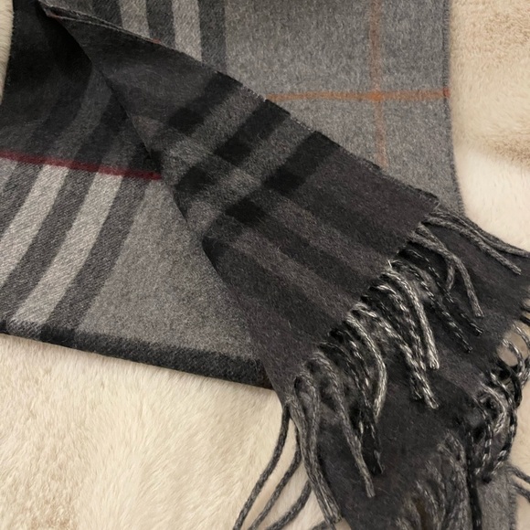 Burberry Contrast Check Cashmere Scarf - Picture 5 of 10